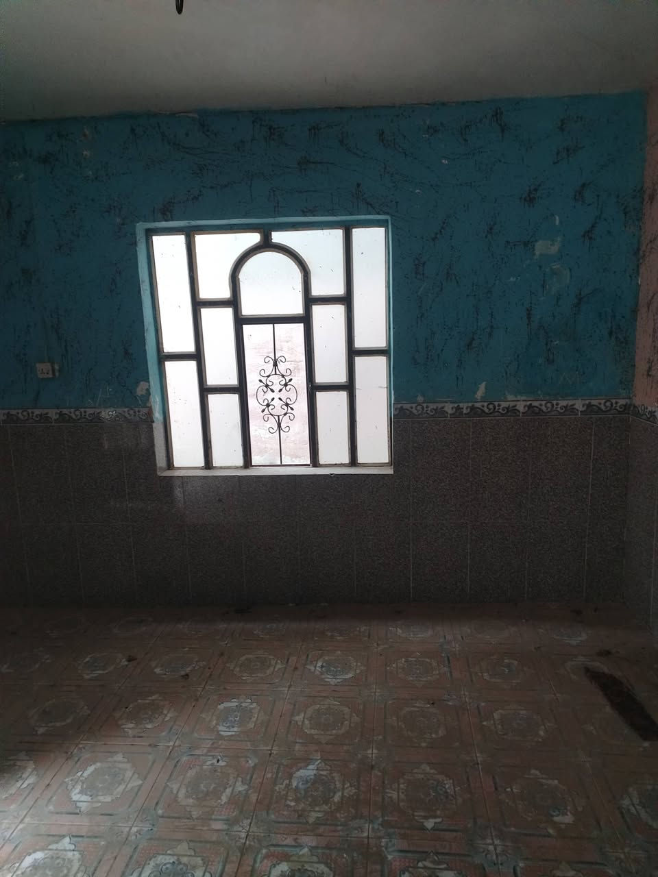 بيت للبيع مساحته 158 صنف العقار قطعه ومقاطعه موقع شطيطه جوه تانكي القديم او خلف الكليه الحظاره البيت يحتوي على غرفتين وصاله ومطبخ وصحيات وطرمه جبيره ومناور بسعر مناسب جدآ جدآ اتصل ودلل ***********
