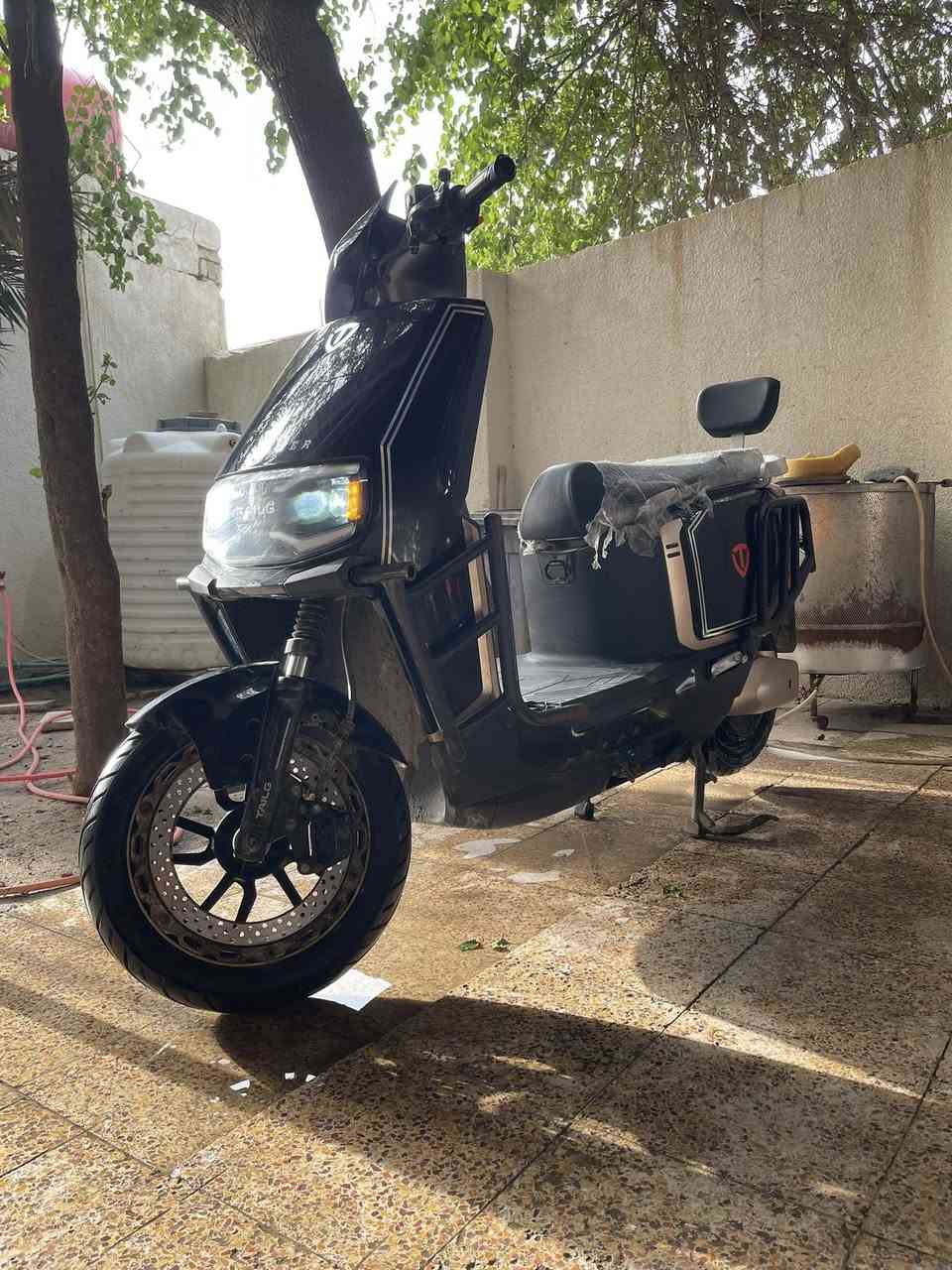 السلام عليكم 
دراجة شحن (كهربائية) للبيع 
- كهربائيات شغاله بالكامل 
 - البطاريات ضعيفه بحاجة الى تبديل . 
- الموقع (البصره/ الهارثه)
- السعر 900
***********
