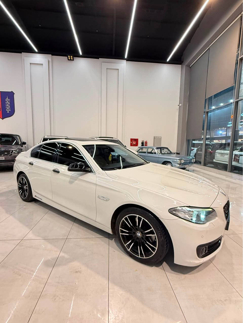 📣 للبيع: BMW 528i موديل 2016 (F10)
سيارة نضيفة (فول مواصفات)، جاهزة للاستخدام ولا تحتاج اي مصروف .

🔹 تفاصيل السيارة :
 الموديل: 2016 (الشكل F10)
وارد وكالة العروش
 المسافة: 195 ألف كيلومتر
 الحالة الميكانيكية: كير ومكينة بشرط الفحص، السيارة مسرفسة بالكامل (ما بيها أي مصروف نهائياً).
كفالة عامة، توجد شوية تعديل بارد بدون صبغ.

🔹 المواصفات :
داخل الأبيض، 
كراسي تحكم كهربائي  (ميموري).
 4 مودات  (Comfort, Eco, Sport, Sport Plus).
خمس بردات (خلفية وجانبية).
 بصمة.
 حساسات أمامية وخلفية .
شفتات ستيرن .

💵 السعر:
 185 ورقة (18,500$ دولار) وبيه مجال قليل جداً للشاري.
📞 للتواصل والاستفسار :
[***********] أربيل, العراق
