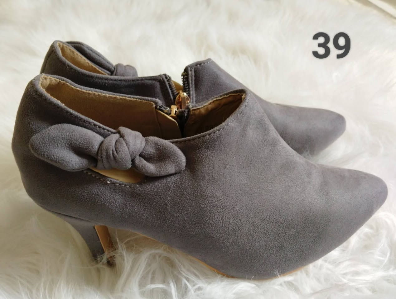 أحذية شي أن ، DHL وكم قطعة تركي ..
القياسات موجودة بالصور 
الأسعار من 5 إلى 10 للقطعة 
يوجد توصيل لجميع المحافظات


**إذا كنت صاحب هذا الإعلان وتريد حذفه لأي سبب، رجاءا أرسل رسالة إلى الدعم الفني**