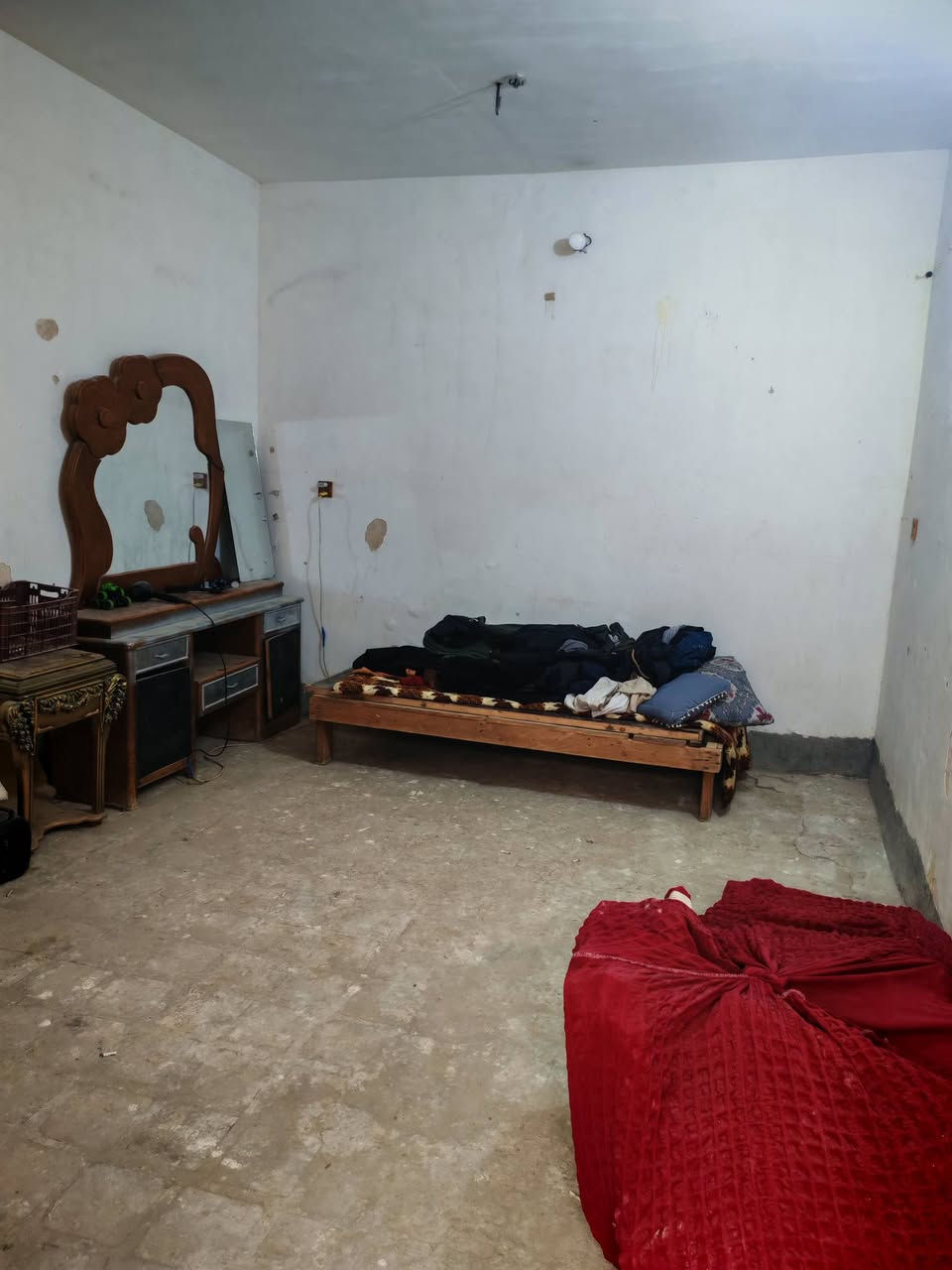 بيت مساحته116متر يتكون من غرفه جوه وكلدور وصاله ومطبخ ومجمع صحيات كامل ومطبخ
وفوك ثلاث غرف فقط غرفتين نقصهم تطبيك مع سطحين
بناء طابوك صب طابو زراعي سند25
العنوان كريطعه
مكانه حلو ثاني بيت عن شارع
مكتب وعقارات الوارث
***********
