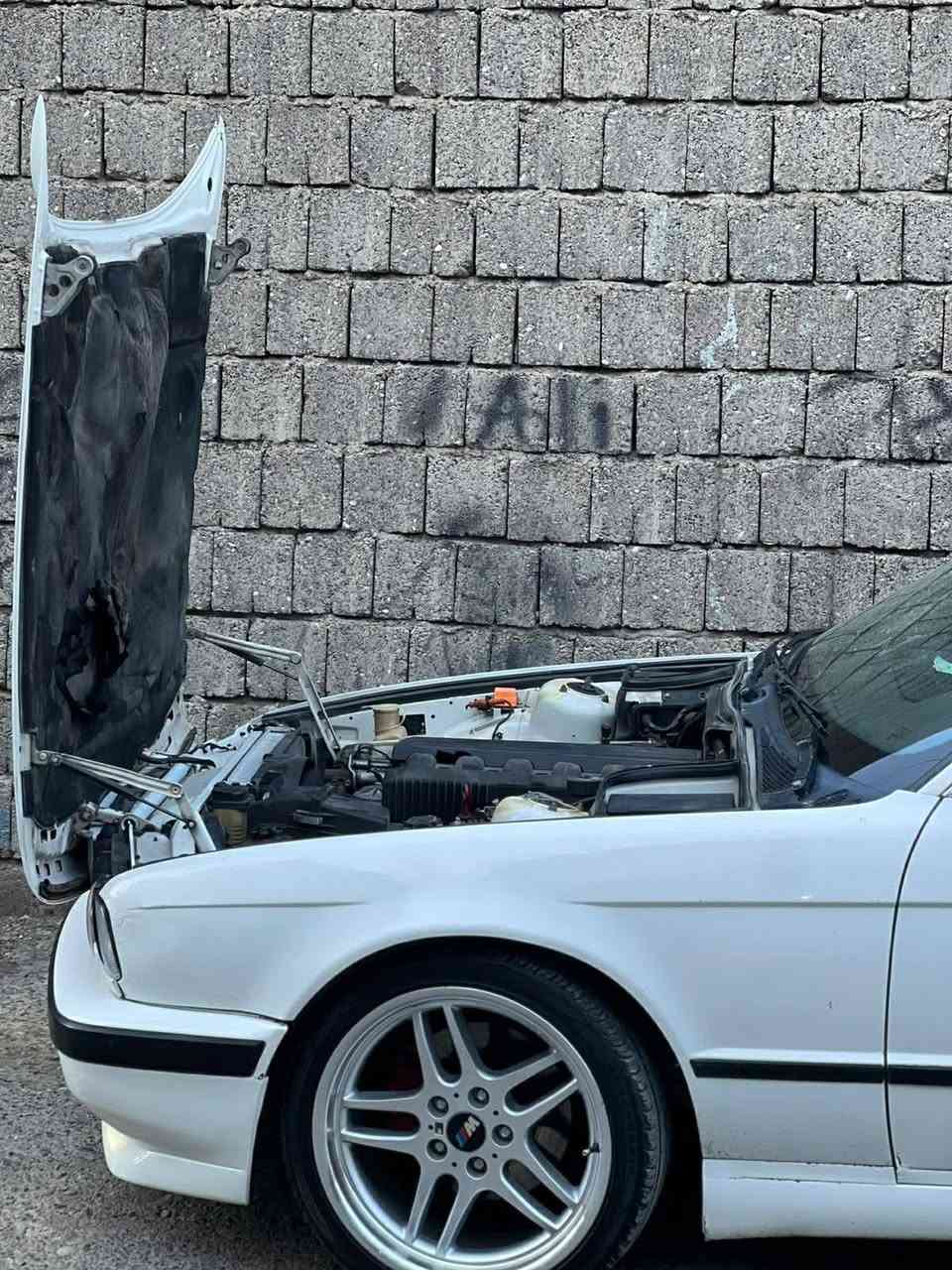 بی ئێم 1993
دبل ایرباگ 
چوار جام کاربای 
سلایت ....هتد
سیارکی زۆر جوان 
بێ سبوخە هەموو گیانی 
لەسەر دقی شریکە
گێر عادی 520
گێر مەکینە کاربای بەشەرت....
(***********) مخمور, أربيل
