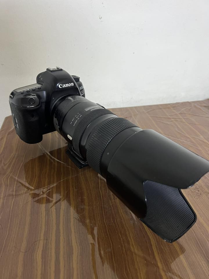 كانون 5dmark4 مع عدسة 70-200 تامرون الاصدار الثاني للبيع او المراوس كامل ملحقات تواصل ***********
