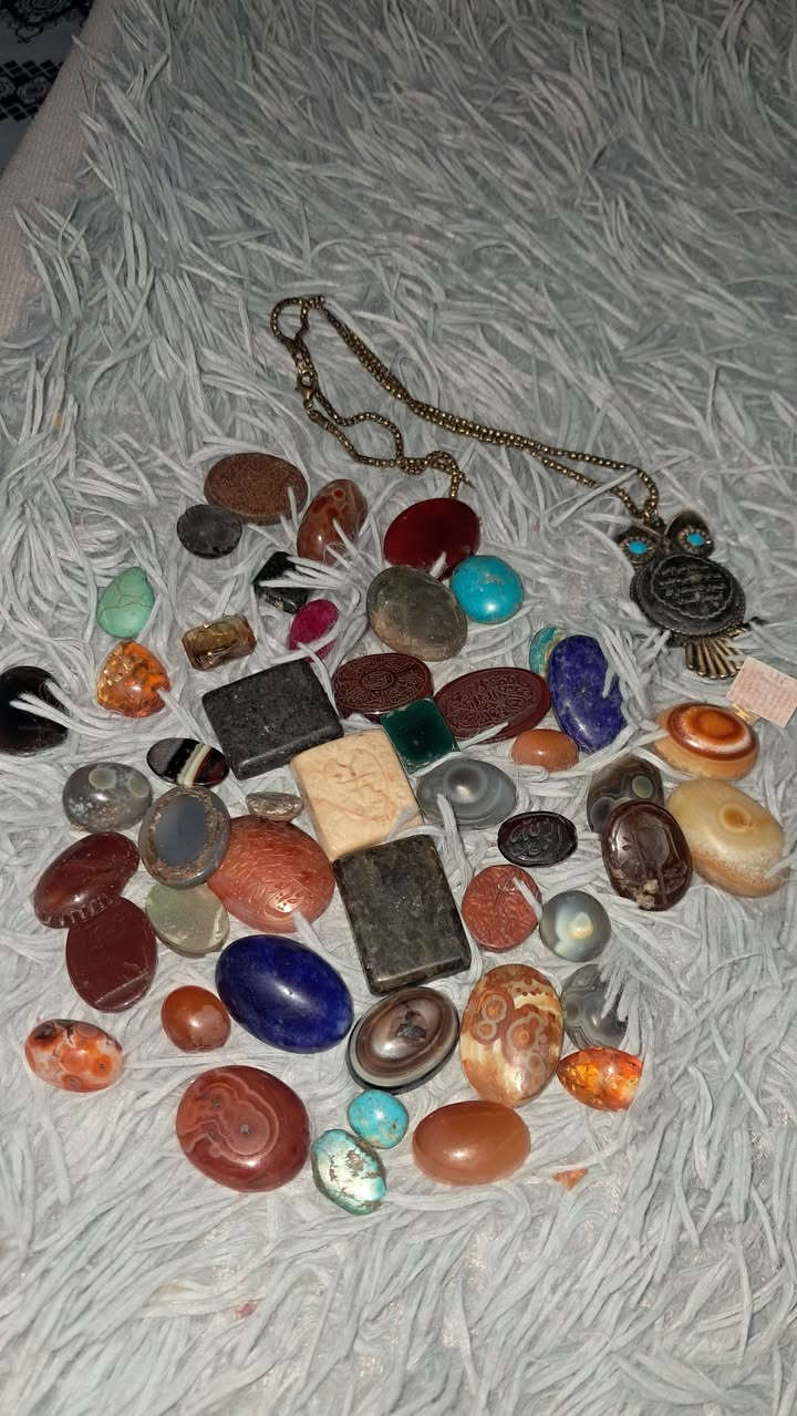 سلام عليكم.. محابس عدد 6 مع احجار عدد45 حجره مع قلاده عباس اباد.. السعر325 قفل ***********.. عنوان بصره
