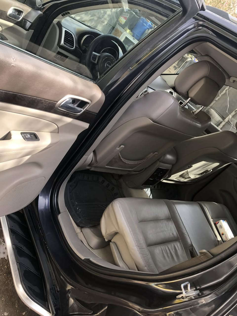 جيب ٢٠١٣ للبيع وارد امريكي حادثها جاملع ونيد بدون اير باكات مواصفاتها 
مثبت سرعه 
دواخل جلد 
مثبت سرعه  
كير مكينه كفاله 
تخم تاير 
حداده صدر وهزه وسنويه جديد 
تكحيلات بسيطه بيها 
مرايت كهربائيات 
سعر 160 
*********** 
***********
