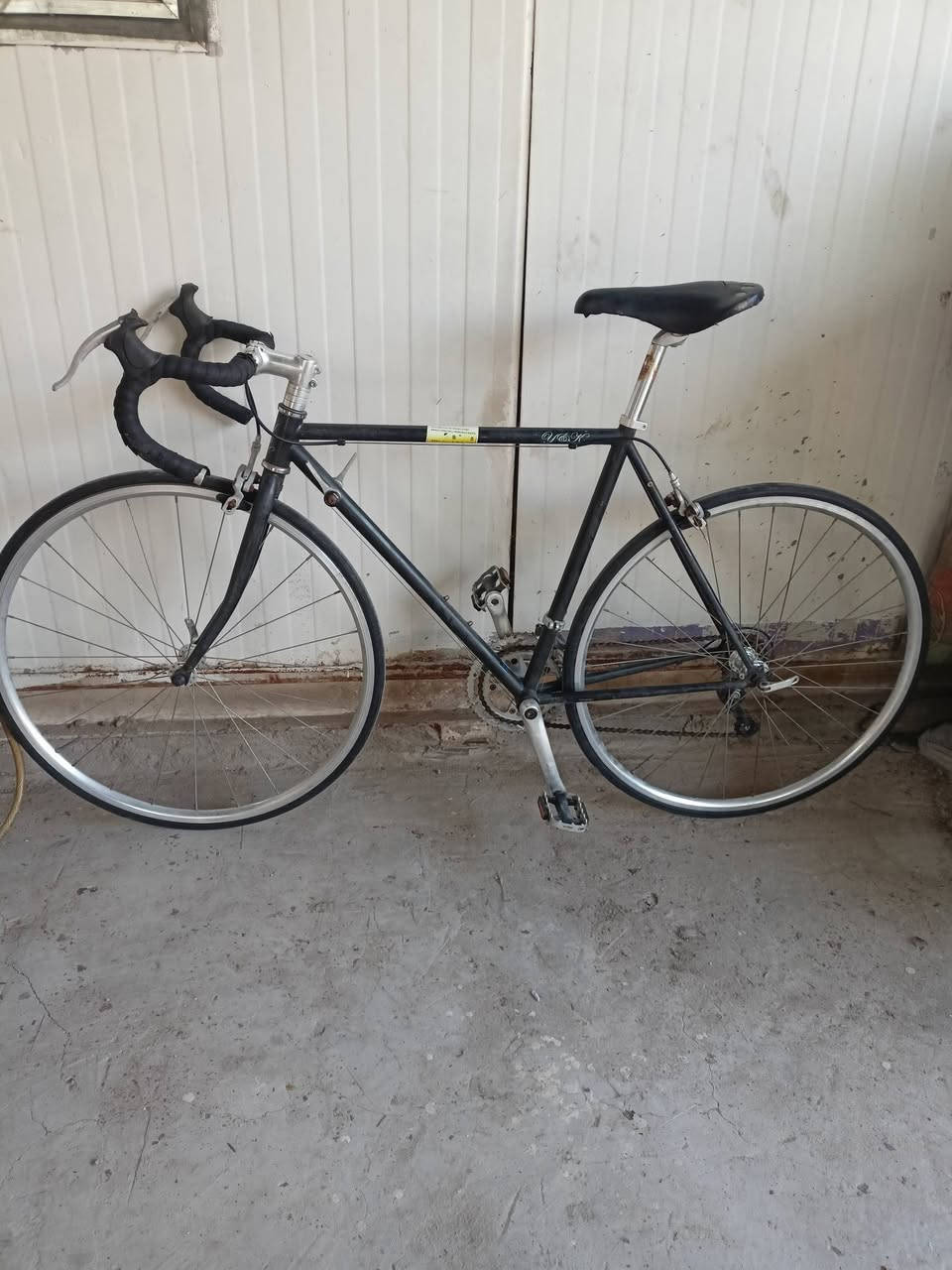 Ali Hhy الشركة المصنعة: Valden (فالدين)
الموديل: Valden X * نوع الدراجة: دراجة طريق كلاسيكية (Classic Road Bike / Vintage Style)
حجم 28 وزنه اقل ال٨ كيلو 
السستم شيمانو 
النقال الأمامي ٢
الخلفي 8
الفريم 52 
الوياله طبقتين المنيوم مختمه 
السعر 175الف
مكاني بغداد قرب جامع النداء


**إذا كنت صاحب هذا الإعلان وتريد حذفه لأي سبب، رجاءا أرسل رسالة إلى الدعم الفني**