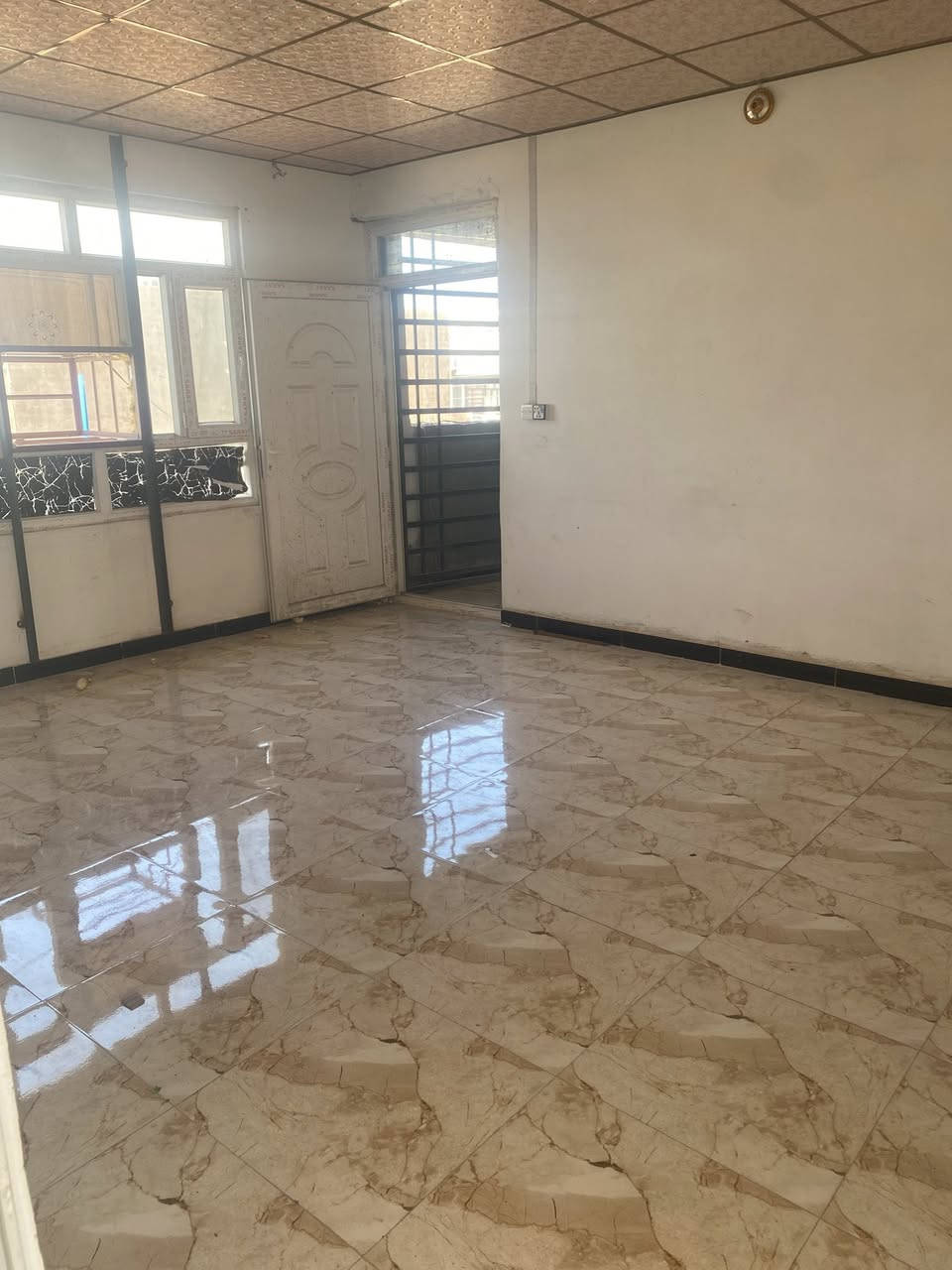 � فرصة ذهبية للإيجار – لا تفوتك 🚨
📍 شقة طابق ثاني بموقع حيوي جداً قرب تقاطع الوثبة
موقع مرغوب وقريب من كل الخدمات والأسواق والمواصلات ✨

🏠 تفاصيل الشقة:
▪️ غرفتين نوم مرتبات
▪️ صالة استقبال مريحة
▪️ مطبخ عملي
▪️ صحيات نظيفة
▪️ بلكونة بإطلالة حلوة

✅ مناسبة لـ:
👨‍👩‍👧‍👦 العوائل
🎓 الطلاب
👷 العمال
👬 الشباب

💥 شقة نظيفة وجاهزة للسكن فوراً
💥 موقع يخدمك بكل شي تحتاجه
💥 السعر مناسب مقابل الموقع والمواصفات

📞 للحجز والاستفسار: ***********
📲 متوفر واتساب – رد سريع

⏳ لا تضيع الفرصة… اتصل الآن قبل ما تنحجز 👌
