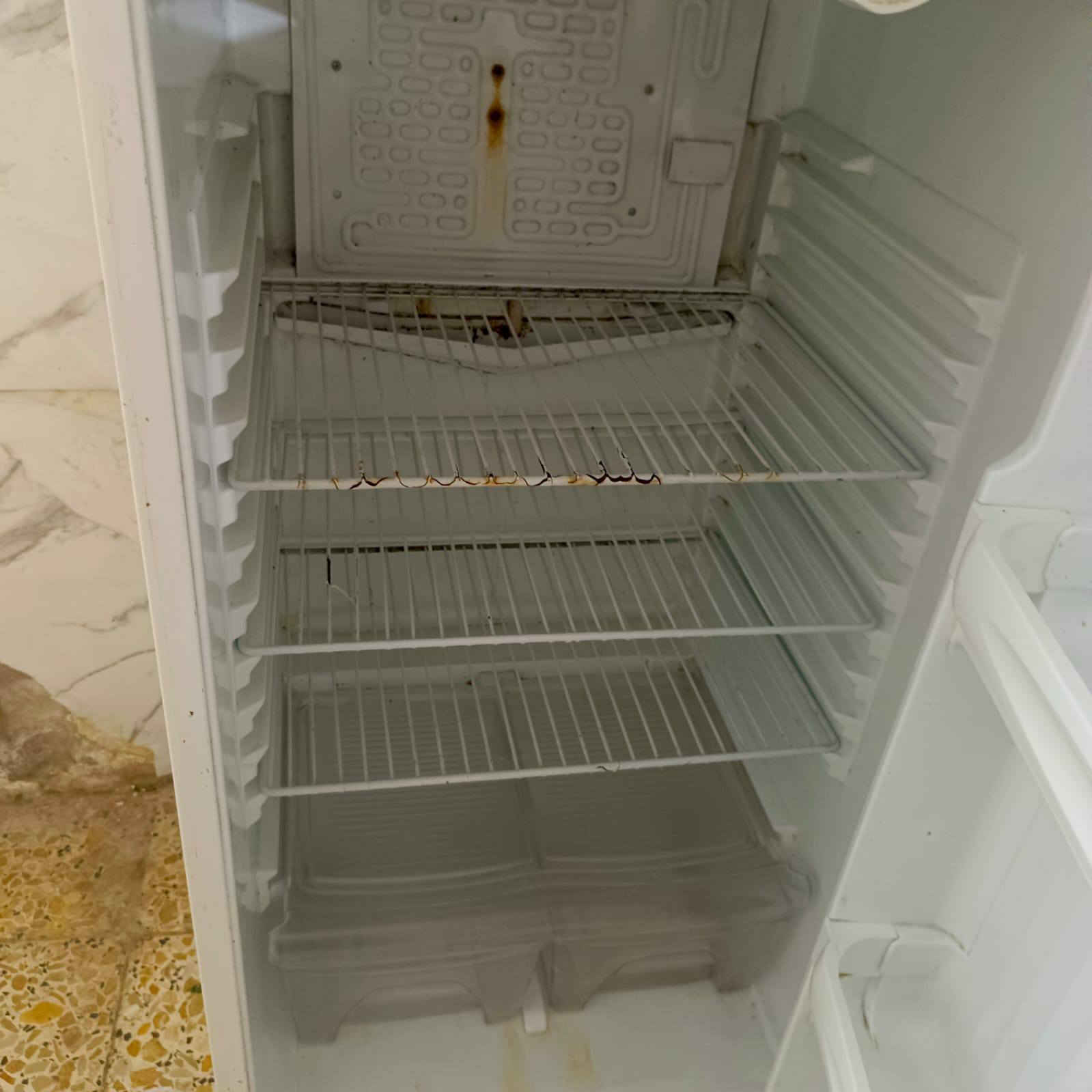 السلام عليكم ورحمه الله وبركاته 
ثلاجه كونكورد مستعمله نص عمر سعر ١٥٠ وبيه مجال 
*********** وات ساب
