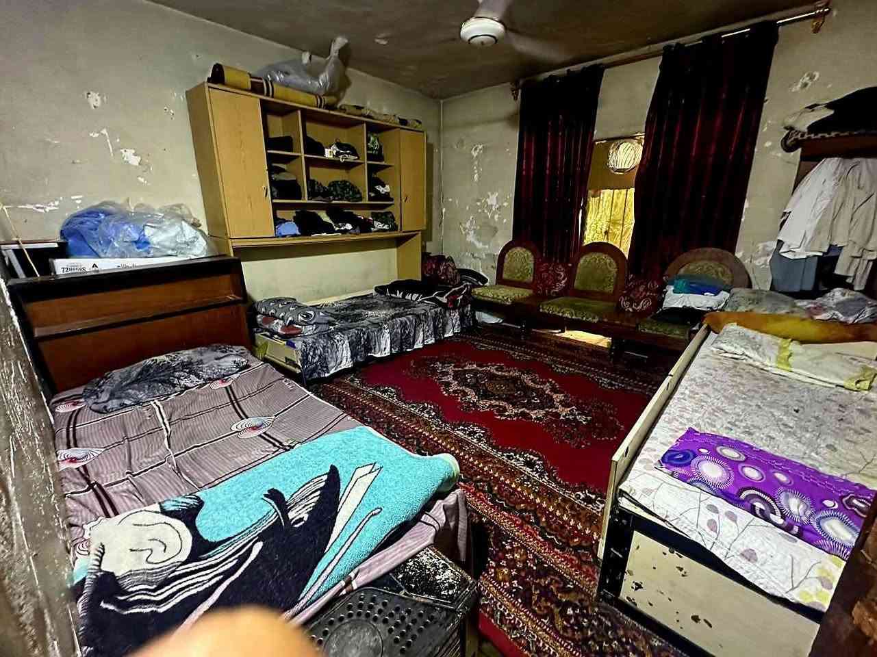 السلام عليكم للبيع ارض مساحه 900متر وتحتوي على بيت طابق واحد موقع الارض منطقة بيت جعاري خلف البانزين خانه تحتوي على خدمات ماء وكهرباء تبليط السعر النهائي 175 قفل والشرح الكامل موجود بالصور للاستفسار اكثر اتصل بالرقم ***********
