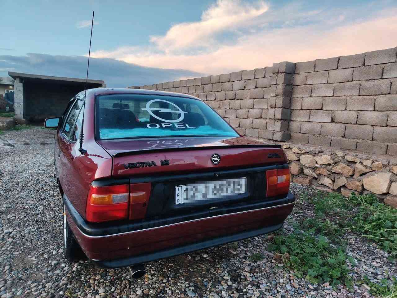 اوبل فيكترا 
موديل 1992
حجم 18 
كير شرط 
محرك شرط 
لا صرف ولا نفخ 
رقم نينوى انكليزي شرط التحويل 
لون ماروني 
صبغ جماليه بدون معجون 
دواير ما مصلحه 
ضوء داخلي شغال 
مسجل شغال بلوتوث AUX 
باتري جديد 
مكان السياره موصل زمار 
هـ اسيا ***********
هـ كورك ***********
