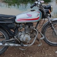 دراجة للبيع السعر 225 بيها كهربائيات بس ما مربوطه مال جناي بس توازيت و...