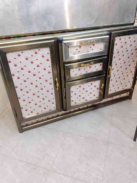 سلام عليكم كوانتر قطعتين معة سنك للبيع بسعر مناسب***********
