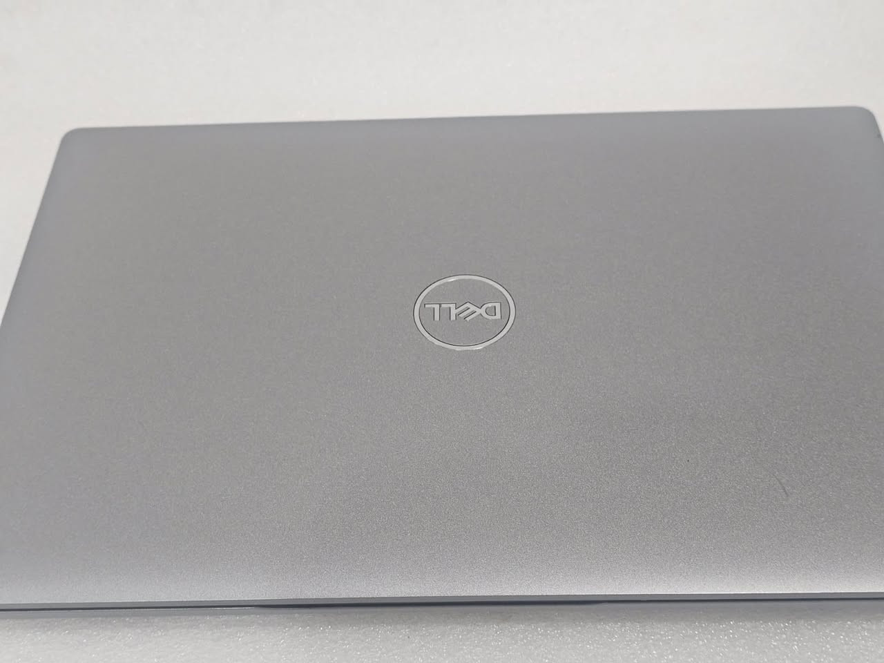 🔥 DELL LATITUDE 5410 | قوة الأداء ولمسة الإبداع 🔥
للمحترفين، المبرمجين، والطلاب.. جهاز واحد يجمع بين قوة المعالج وسلاسة اللمس.
📺 الشاشة واللمس
14" Full HD Touch: شاشة مقاس 14 بوصة بدقة عالية تدعم اللمس بالكامل لتجربة تفاعلية سريعة وسهلة.
🚀 المعالج والسرعة
Core i7-10th Gen: معالج إنتل كور i7 من الجيل العاشر، جاهز للتعامل مع أثقل البرامج والمهام المتعددة.
⚡ الذاكرة الخارقة
24GB RAM: ذاكرة عشوائية ضخمة (رام) تضمن لك سلاسة تامة، سرعة في التنقل بين التطبيقات، وعدم حدوث أي تأخير (Lag).
🎮 الجرافيك والرسوميات
12GB Intel Graphics: كرت شاشة داخلي (مدمج) يشارك الذاكرة ليصل إلى 12 جيجابايت، مما يوفر أداءً جيداً للتصميم الأساسي وتطبيقات الجرافيك اليومية.
💾 التخزين السريع
256GB SSD: وحدة تخزين بالحالة الصلبة (SSD) لسرعة إقلاع النظام، فتح الملفات، ونقل البيانات في ثوانٍ.
🔋 الطاقة والبطارية
Long-Lasting Battery: بطارية موثوقة ومضمونة للعمل لمدة ساعتين على الأقل كحد أدنى (حسب نوع الاستخدام).
⌨️ الإضاءة والراحة
Backlit Keyboard: لوحة مفاتيح مضيئة تتيح لك العمل والطباعة بوضوح في الأماكن المظلمة أو خافتة الإضاءة.
🔧 المنافذ والتوصيل
Full Ports: مجهز بجميع المنافذ الضرورية (USB-C, HDMI, USB 3.1) لتوصيل ملحقاتك بسهولة ودون الحاجة لمتحولات.
🌐 للتواصل والحجز: 🔴 للمراسلة مباشرة عبر رسائل الصفحة. 🟢 أو التواصل عبر الواتساب: ***********
