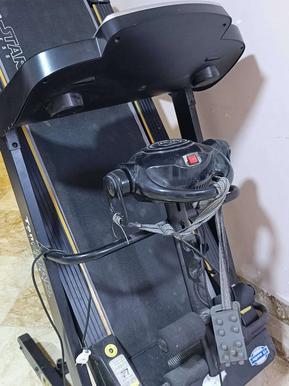 جهاز رياضة جهد وهزاز شرط الشغل بس القايش مقطوع إلي يريد يتصل ***********
