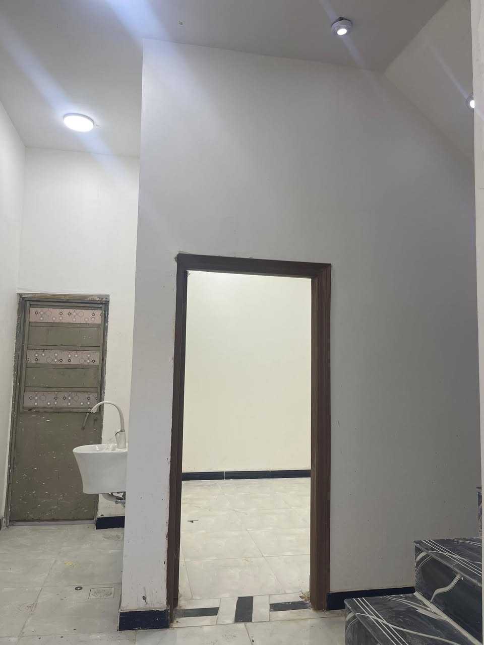 عن توفر بيت للبيع  🏡
#مساحة  100 متر مربع ركن الواجهة 10 ونزال 10 
طابو زراعي عراقي وكاله ونسخه من طابو
يحتوي البيت على 🌟
غرف نوم 2♦️
ديوان♦️
مطبخ
صاله♦️
موزع
صحيات داخلي وخارجي♦️

#البناءجديد  درجه اولى 
منطقه هدوئ
 ومتوفر بيها
جميع الخدمات  ماء كهرباء 
مدارس حكوميه ومدارس اهليه 
البيت جاهز 

#السعر 65 بي مجال 

#العنوان : بصره ابي الخصيب  
كوت الحمداني قرب المحكمه الجديده 
خلف معمل السلوى 

#البيت مرتب وشغله درجه اولى وفارغ جاهز للسكن 

للاستفسار يرجى الاتصال
على الرقم ***********
