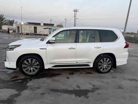 ***********
لكزس ٢٠١٧ كفالة 
سلام عليكم للبيع لكزس ٢٠١٧فول  داخل عسلي فول مواصفات معروف كفالة عدا بيها جملغ اليمنه مبدل شركه   وبيها شخط بالجملغ الخلفي رقم بغداد
