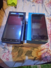 عندي لزكات شاشه مختلفه و وياهن حافظات مختلفه عددهن هواي وتلفونات اثنين...