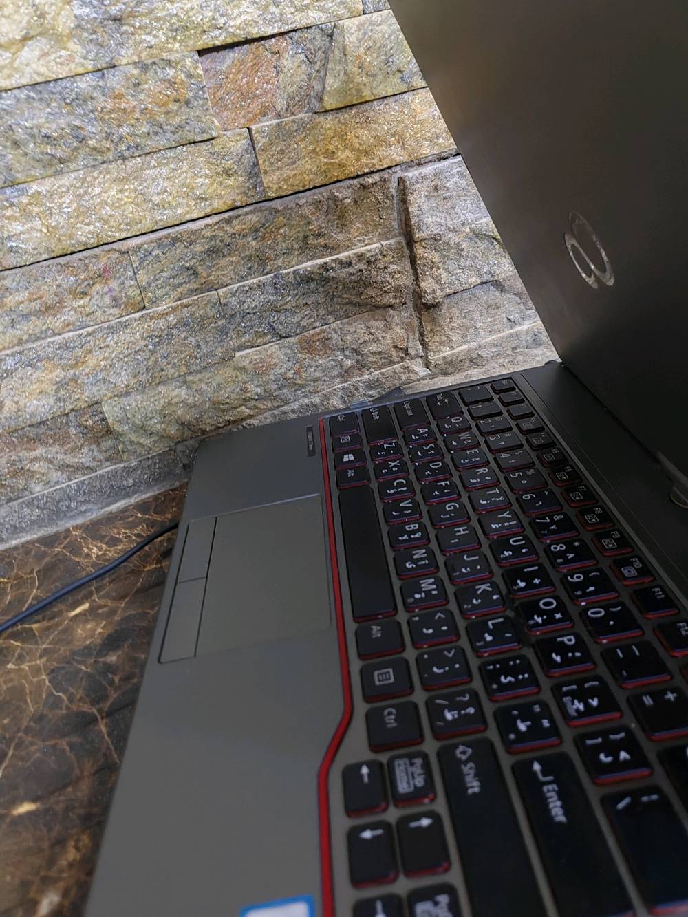 لابتوب fujitsu قلاب ٣٦٠ شاشه لمسه لابتوب نظافه فووول المعالج i5 جيل سادس الرام ٨ ddr4 مساحه 238 ssd ويندوز 10 منصب بي سعره قفل ٢٠٠ غراضه كامله + اخوان اللابتوب بدون بطاريه اذا تريد اشتريه وحده متكلف