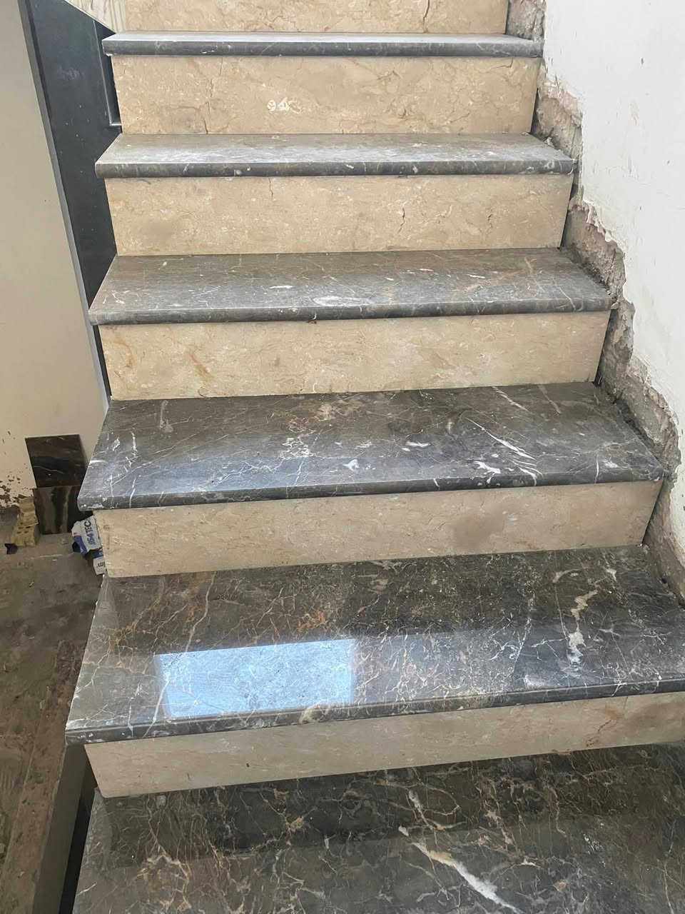 يوجد خلفه سراميك متفرق داخل تكريت  ‏‪***********‬‏ قير متواجد عل فيس
