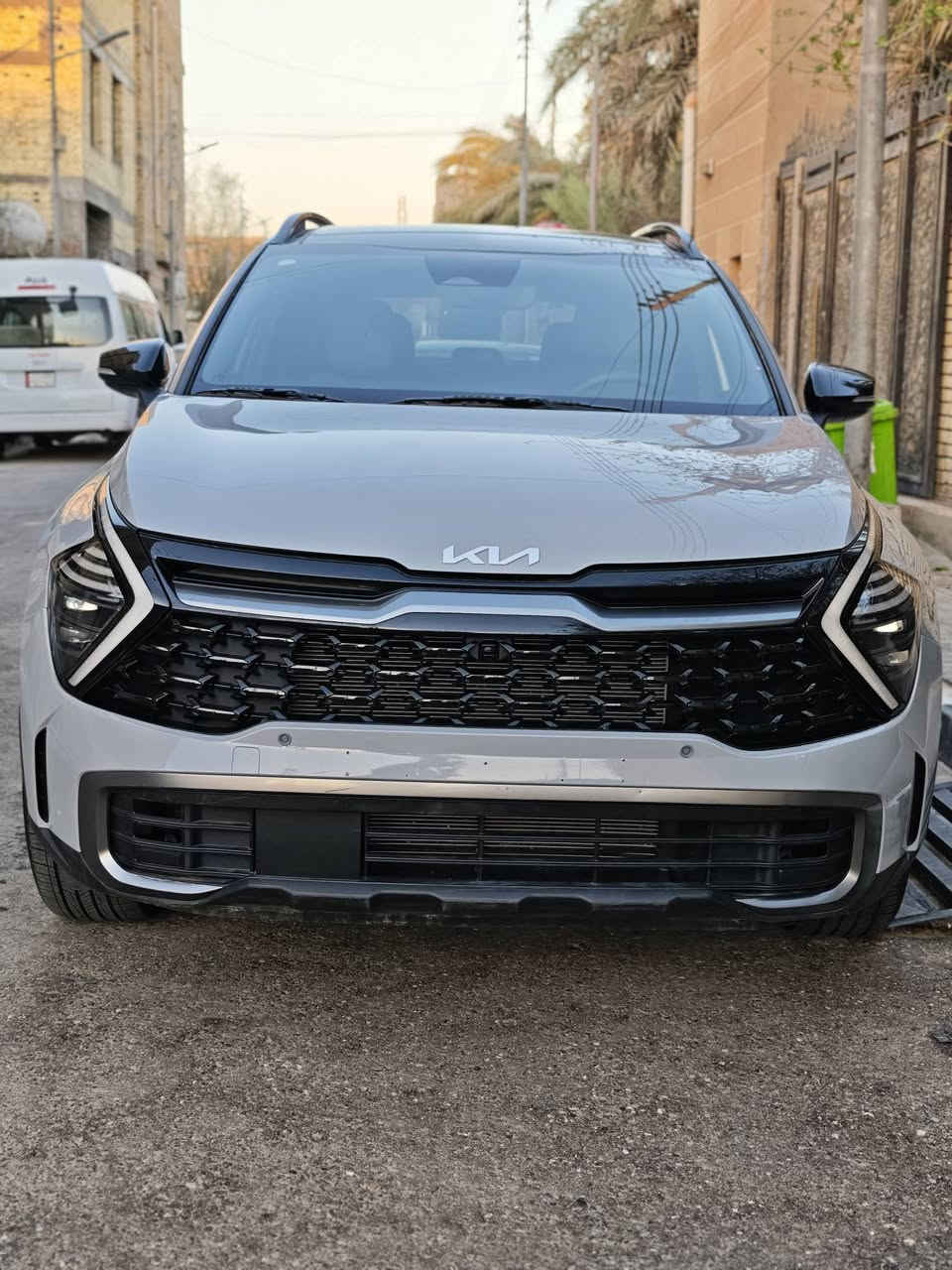 كيا سبورتج X Line موديل 2024 وارد أمريكي 
عداد المسافة 8000 ميل يعني زيرو 
محرك 4 سلندر 2500 يجي فقط بالامريكي 
فور ويل 
اللون اسمنتي 
الحادث موجود بالصور طخات بسيطه لاتبديل ولاصبغ 
فول بانوراما 
شاشه لمس ع طول الدشبول 
كشن كهرباء
كشنات جلد تدفئة 
تحديد مسار 
شحن واير لس 
شحن مقاعد خلفيه 
اناره محيطية
4 انظمة قياده 
اوتو ستوب خلفي وامامي 
رادارات وحسسات 
تشغيل عن بعد 
تبريد خلفي 
جنطه كهربائية 
ابواب بصمه 
كشنات جلد اسود 
وبقيه المواصفات المعروفة 
مكانها البصرة
رقم فحص مؤقت تترقم جميع المحافظات 
هاتف ***********
السعر 195
