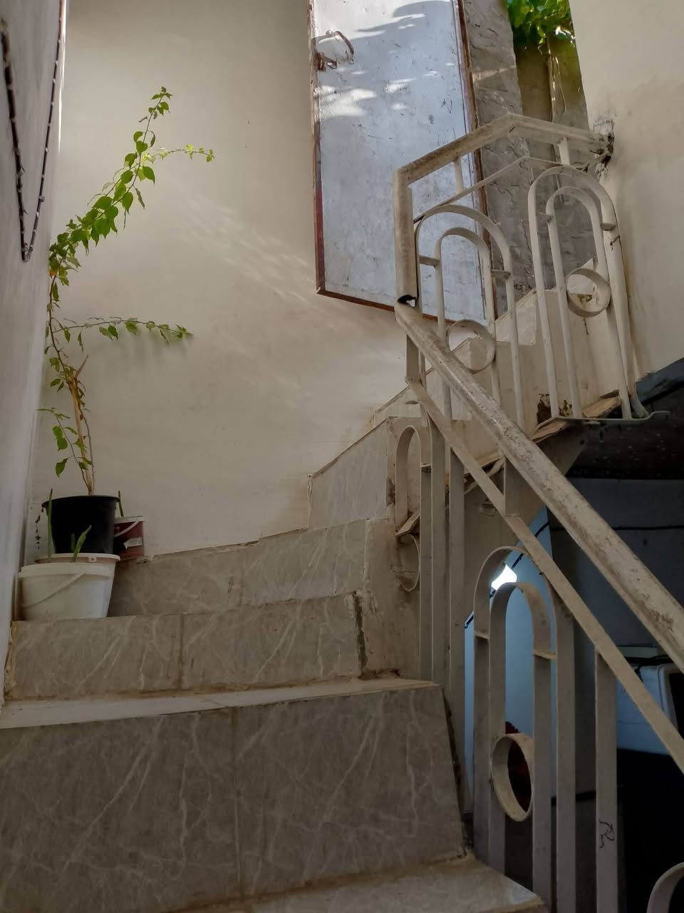 بيت 50متر للبيع بي غرفتين وصاله وصحيات بيت يم سوك جمعه سعره 16 قفل ***********
