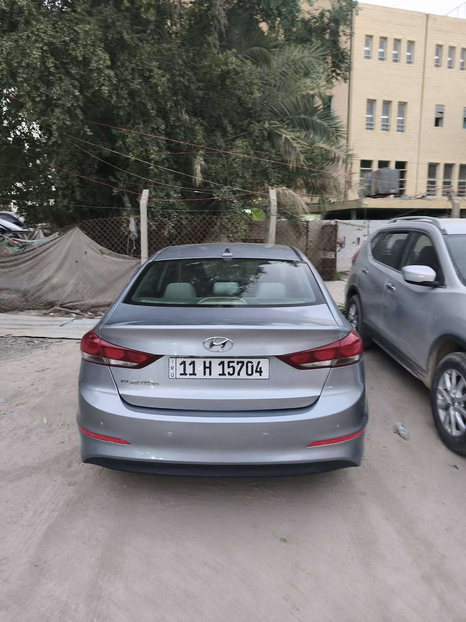 السلام عليكم
النترا 2017 وارد امريكي حادث جاملغ وبنيد وباب خلفي 
محرك 2000 دوش كير at  ماشية 120000 
سيارة نضيفة ما بيه نقص واي مشكلة
المكان الكرادة
رقم الهاتف ***********
