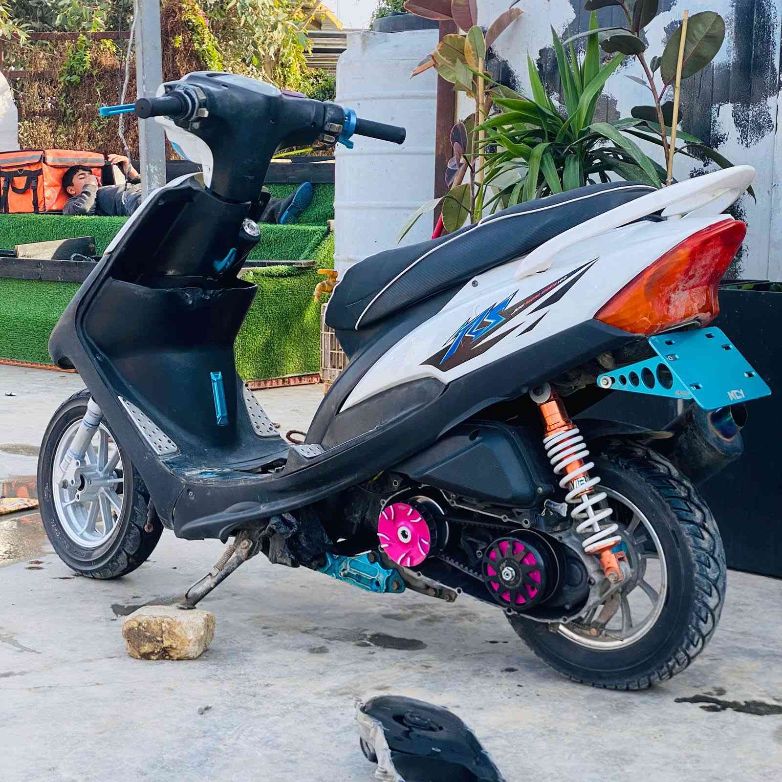 سلام عليكم دراجه ماكس عدله ملغومه تزويدد 55 بوشه وبستم ليموسي كلجات WF اقوه 55 بالعماره  غراض كله NCY للبيع السعر 750 وبيه مجال المكان ميسان العماره  للتواصل ***********
