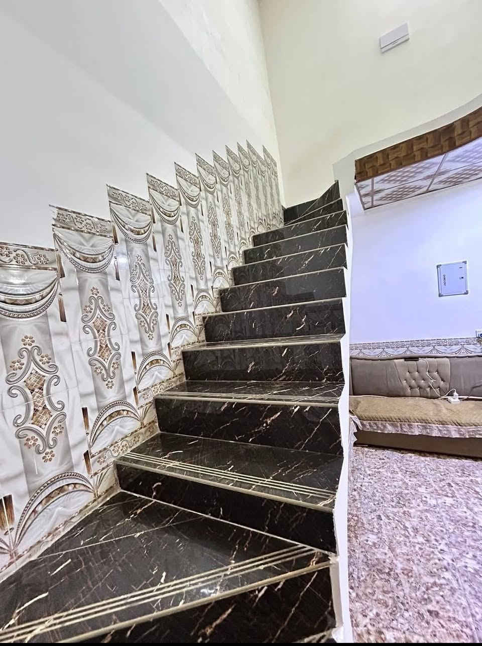 السلام عليكم
دار للبيع 
دوانم المعمل 
قرب جامع الياسين 
مساحه 150 متر طابقين
 البيت بناء طابوک
 شارع تبليط 
4غرف نوم 
للأستفسار 
***********
