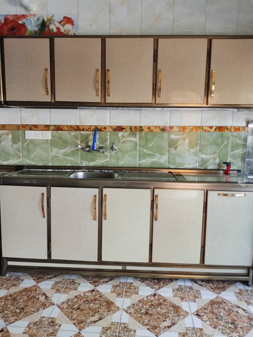 كاونتر قسمين كل قسم طوله مترتين وعشرين وزاري ودنكه وسنك للبيع بسعر 900الف  وبيه مجال


**إذا كنت صاحب هذا الإعلان وتريد حذفه لأي سبب، رجاءا أرسل رسالة إلى الدعم الفني**