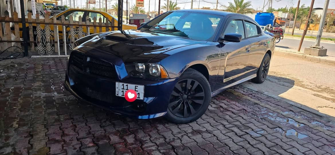 السلام عليكم
جارجر ٢٠١٣ امريكي هيمي 
حادثها جاملغ خلفي بدون دواخل 
بيها مكانات صبغ للجماليه ابيع حزام 
مكينه هيمي ٨ سلندر كفاله 
كير كفاله تبريد ثلج حداديه تخم تاير كله جديد 
فول مواصفات srt
رقم دولي بغداد سنويه جديده 
السعر ١١٥ 
ميسان العماره ابو رمانه ***********
