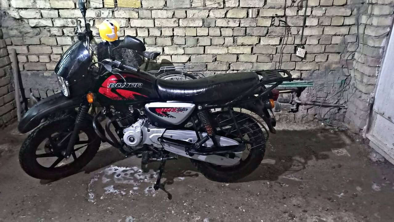 السلام عليكم مكلف بالنشر
بوكسر موديل 23للبيع جاهزة مجهزة من كلشي 
1تخم تاير فيتنامي امامي خلفي 
2زنجيل جديد شركة 
3كلجات مبدل  البنزات مبدل 
4مبدل دهن امزويل وفلتر دهن وفلتر شوته 
5 بلك جديد دراجة احلة من الصور 
6بنز بريك خلفي جديد 
 المكينة مجفته تجفيت شركه 
  باقي تفاصيل على رقم 
يم صاحب الدراجة
وهذا رقمة ***********
مكانة بغداد
