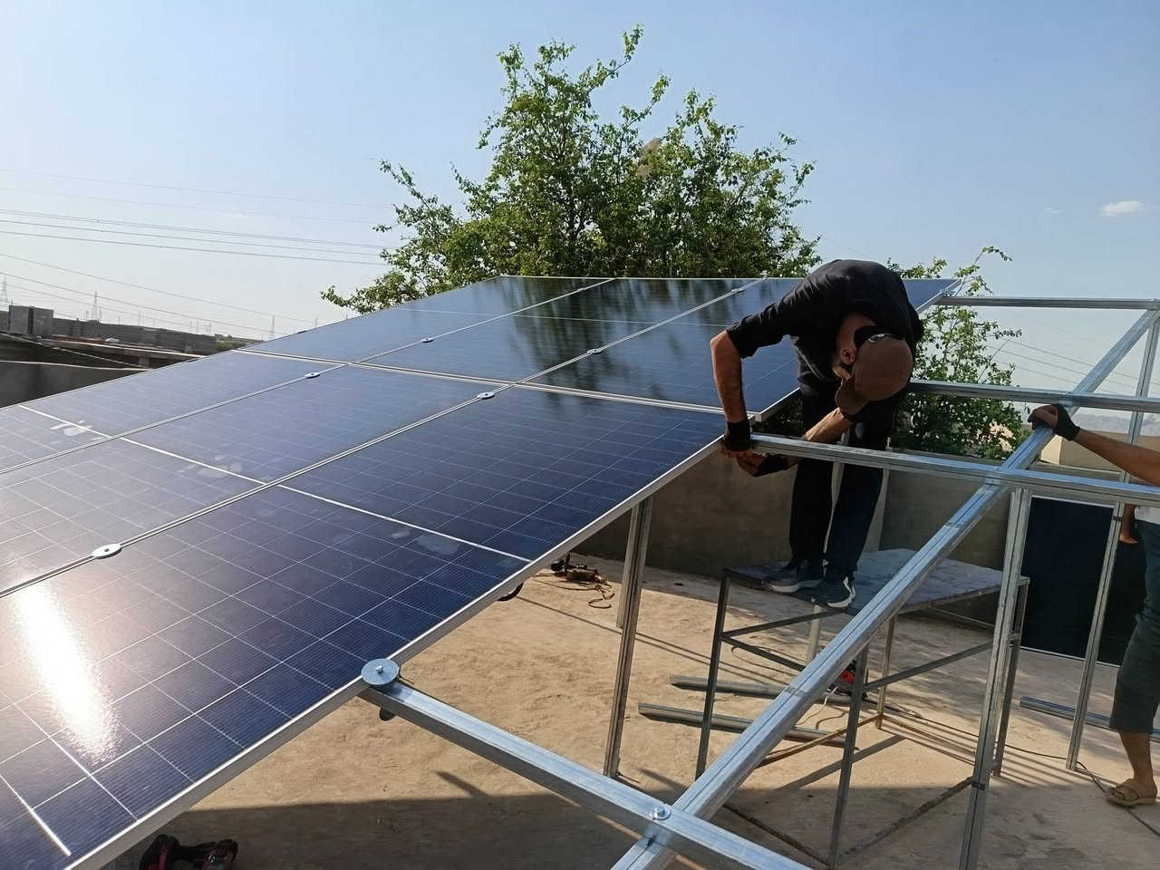 #أستثمارك في الطاقة الشمسية ☀️ ربحآ مستمر ⚡⚡.
أتصال +واتساب
*********** ☎️☎️☎️ ***********
تم بحمد الله تعالى تجهيز و نصب منظومة طاقة شمسية لأحد زبائننا في قضاء بيجي بواقع ١٦ أمبير نهاري و ١٥ أمبير ليلي بالتناوب مع الوطني.
مكونات المنظومة.
1️⃣ الواح جينكوو عدد ٨ و بضمان ١٥ سنة.
2️⃣ أنفيرتر بقدرة 6.2 كيلو واط نوع رايزنك و بضمان سنتين.
3️⃣ باتري بقدرة 15 كيلو واط   نوع فلستي بضمان ٥ سنوات.
4️⃣ هيكل حديدي مغلون ١،٥ ملم
5️⃣ قواطع AC و قواطع DC
6️⃣ وايرات DC ٦ ملم و كيبلات AC ٤ ملم.
◀️ أسعار مناسبة و ضمان حقيقي و صيانة مجانية ✅

