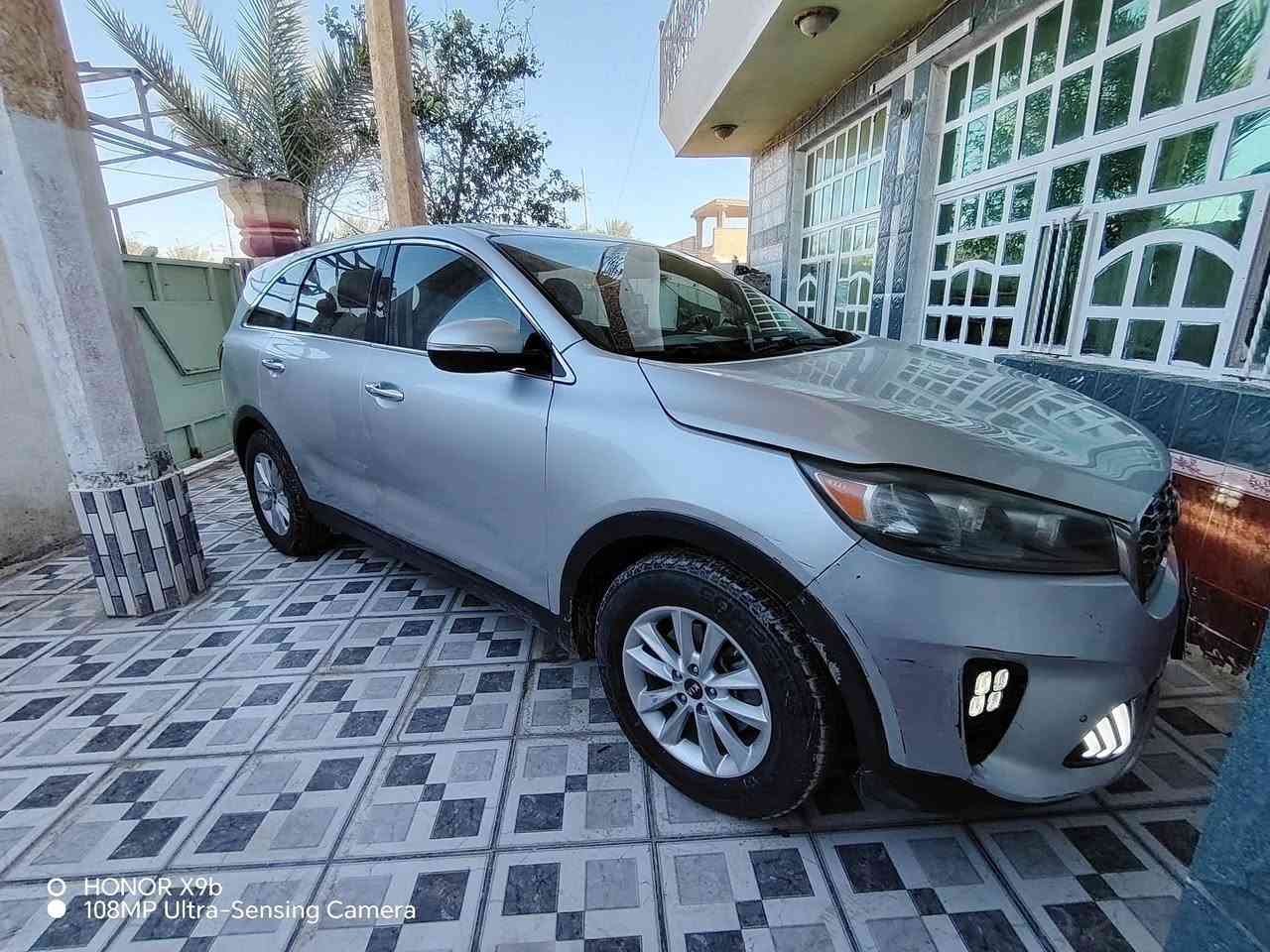 السلام عليكم كيا سورنتو 2020 امريكي اربعه سلندر سبعه راكب السياره جديده بالباكيت ماكينه وكير جدد تخم تاير جديد كهربائيات كلها شغال سياره جديده بمعنى الكلمه جاهزه السياره بيه حادث أمريكا فقط جاملغ الأمامي وبنيد وباب جاملغ خلفي بدون داخل السعر 153  المكان حله  رقم الهاتف ***********
