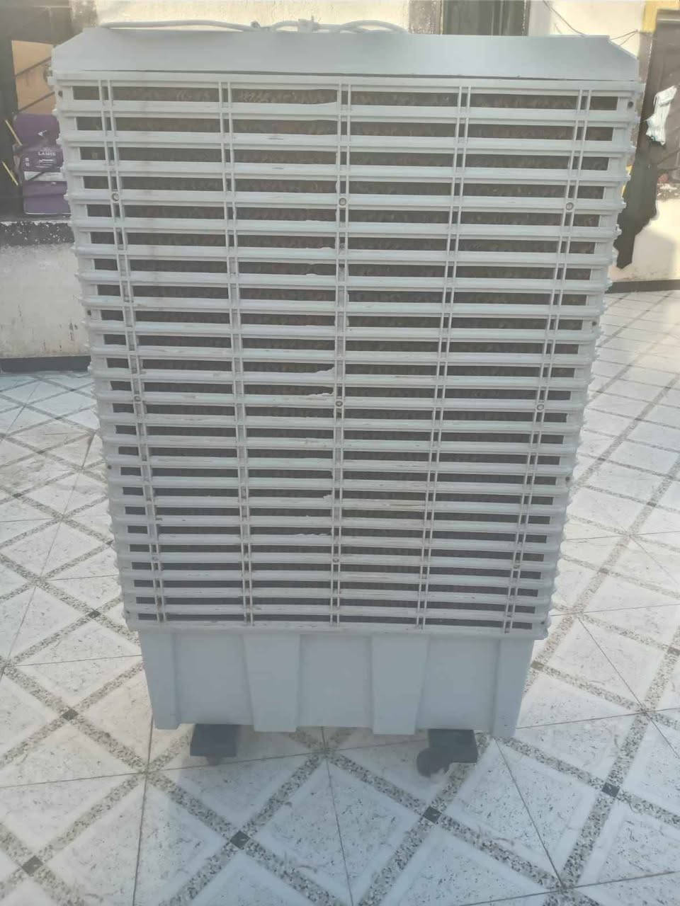 مبرده خت الجديده ستعمال قليل نضيفه مثل ما واضح بلصوره السعر 150 وبي مجال الشراي ‎*********** Singapore
