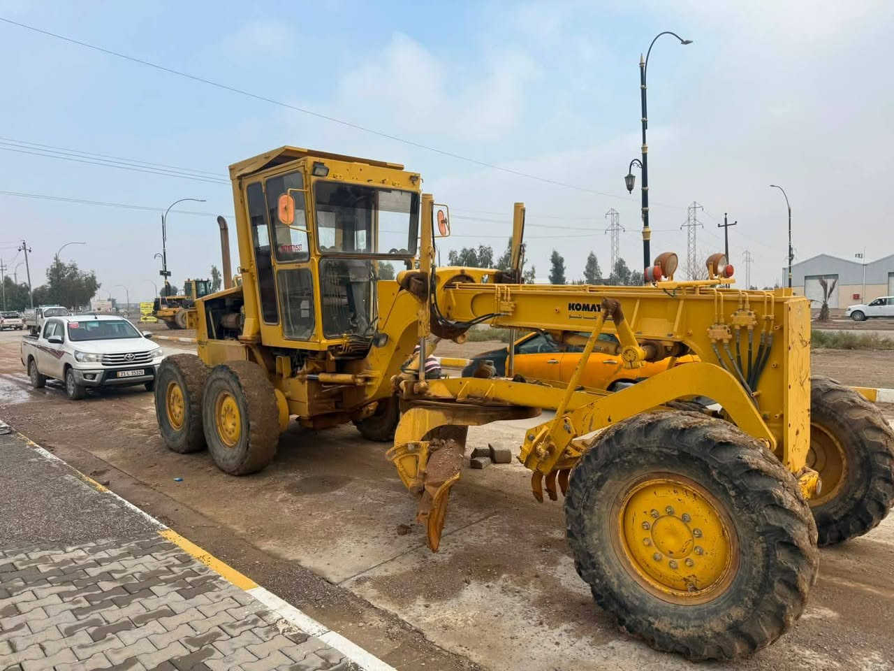 موجود جميع الاليات حفارات، شفلات، گريدرات، حادلات، كرينات. اي عمل كبير انا حاظر فول سفتي. 
مراسلة الرقم 

***********.
