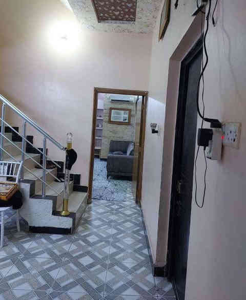 بيت يصلح سكن او شركات طابقين للأيجار 
العنوان :  دور النفط خلف القمر المنير📍
المساحه :  75 م 
يحتوي على :  2 غرفه منام في الطابق الثاني احدى 
الغرف ماستر + أستقبال + صاله + مطبخ + صحيات 
+ كراج + وحديقه 
المواصفات : بناء حديث 
سعر الأيجار :  850 ألف للعوائل .
ومليون دينار للشركات .
للتواصل : 
***********
***********
