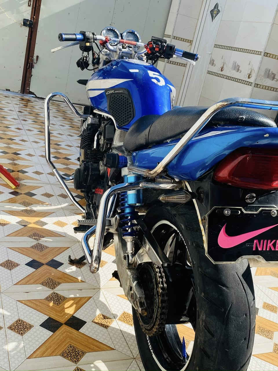 سلام عليكم سي بي 400 جيل ثاني الإصدار الأخير مابيهه اي نقص مكينه كير كهربائيات شلعه ومعدل بشرط  /. نكره تشتغل بأي وقت  مكان ديالى المقداديه شهربان مامتواجد علفيس  هاذ رقمي ***********
