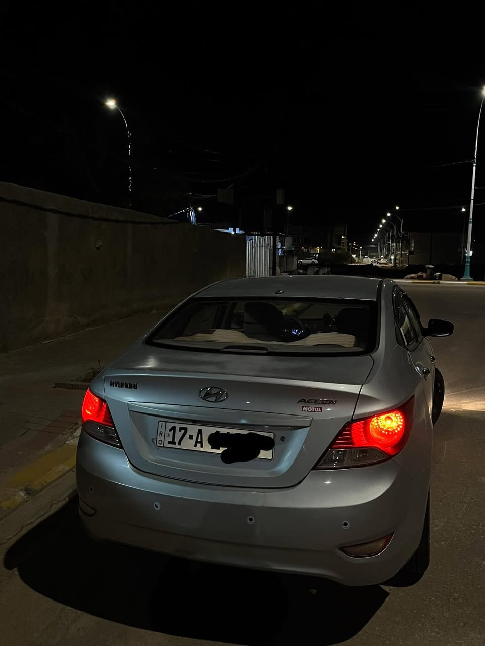 ✨🚗 للبيع هيونداي أكسنت 2013 – خليجي 🚗✨
🛠️ المواصفات:
 • محرك 1.6 لتر / 4 سلندر
 • قير أوتوماتيك – دفع أمامي
 • كشن السائق كهربائي
 • حساسات + كامرة خلفية
 • تكييف شغال
 • نوافذ وأقفال كهرباء
 • 5 ركاب – مريحة بالمدينة
 • لون السيارة: فيلي
 • الممشى: 180,000 كم
 • استهلاك الوقود: داخل المدينة ~12 كم/لتر – على الطريق السريع ~15 كم/لتر

✅ سيارة عملية وموفرة
✅ صيانة سهلة وقطع متوفرة
✅ مناسبة للاستخدام اليومي

📞 للتواصل: ***********
