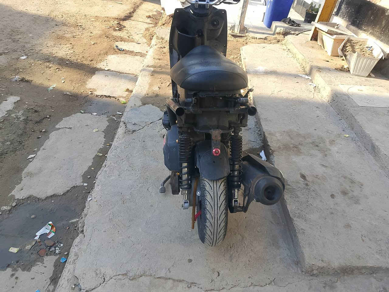 سلام عليكم 
سكنس جبلي 
مكينه 58/5
دراجه بيها زوج ويل مشيف 
وستيرن فكتوريا
وسلف رياضي اسلي 
وفراك
وقطره اكسل 
وزوج يدات اصليات 
وفلنجه انسي واي 
وتعلاكه اصليه
وزوج كلجات 
نوزل 8HKR
تكره بكل وكت
نواقص خفيه فقط صفاح 
650بيها مجال قليل كلش او مراوس 
***********بغداد حي اور🎌
