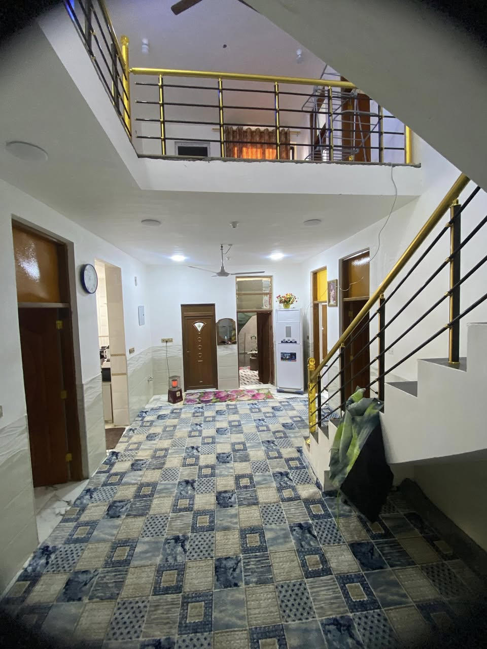 السلام عليكم دار في زين القوس بشارع الكفاح مساحة الدار 200م متكون من أربع غرف +استقبال+مطبخ+هول مثل ما موضح بالفيديو بناء القاط الثاني نفس بناء الجوه +محلات ثنين بناء جديد للاستفسار ***********
