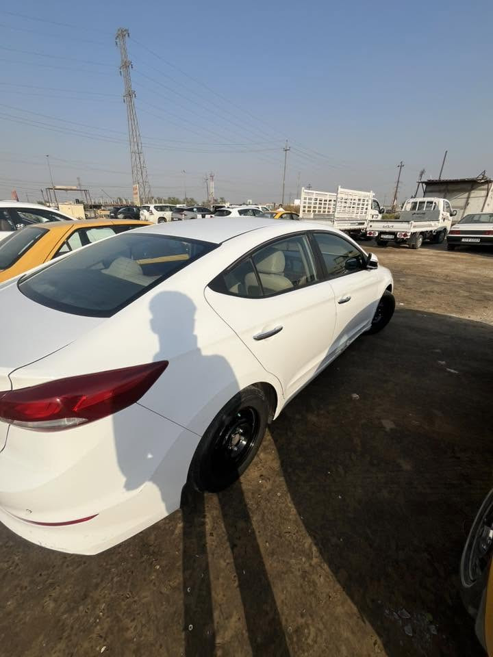 النترا 2019 سوبر بيها صبغ بالدوسة اليمنة وبيها بارد بالجاملغ الخلفي جهة السايق وبيها  رصعات وطخات خفيفة،مكينة 2.0 كيرAT تبريد خير من الله معروفة مواصفات السوبر مكاني بغداد مدينة الصدر 
***********
