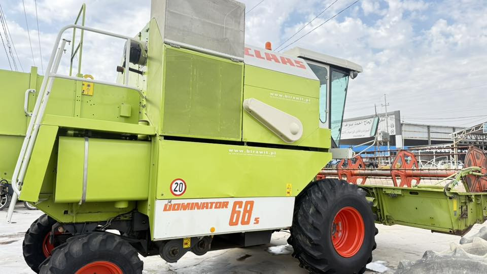 بسم الله الرحمن الرحيم 
حاصده كلاص موديل 2002 جديده  مكفوله من الصبغ والحيم والكسر محرك ما مفتوح على وضع الشركه فول مواصفات 1/1   اطار 26برينه نفخ دفاعات طبله هوزل خلفي سلايت اطار خلفي 18 
              واسط الزبيديه 
***********–***********
