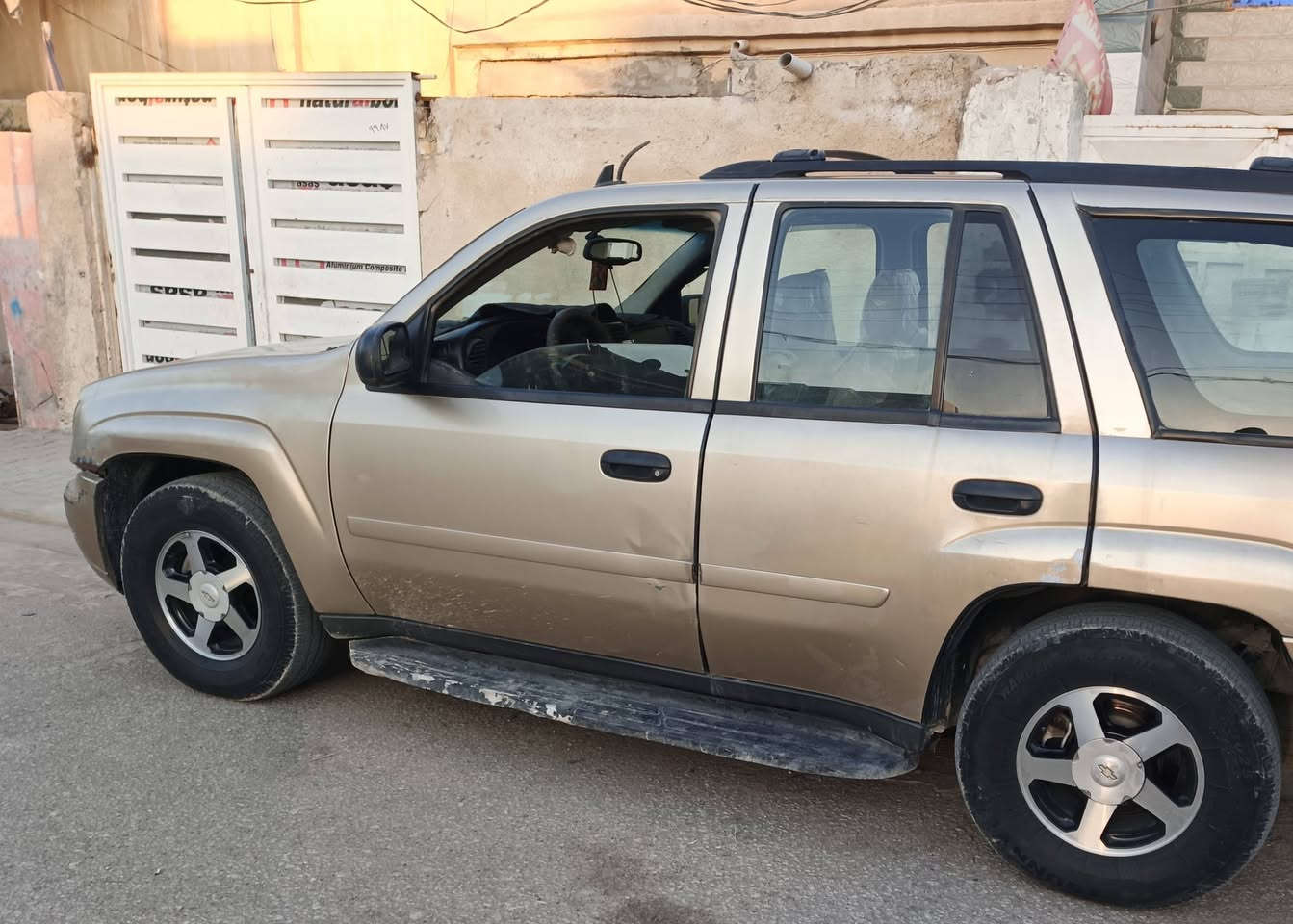 بلايزر للبيع موديل 2006 بغداد بسمي السعر 90 وبيها مجال مكان السياره نجف للستفسار ***********
