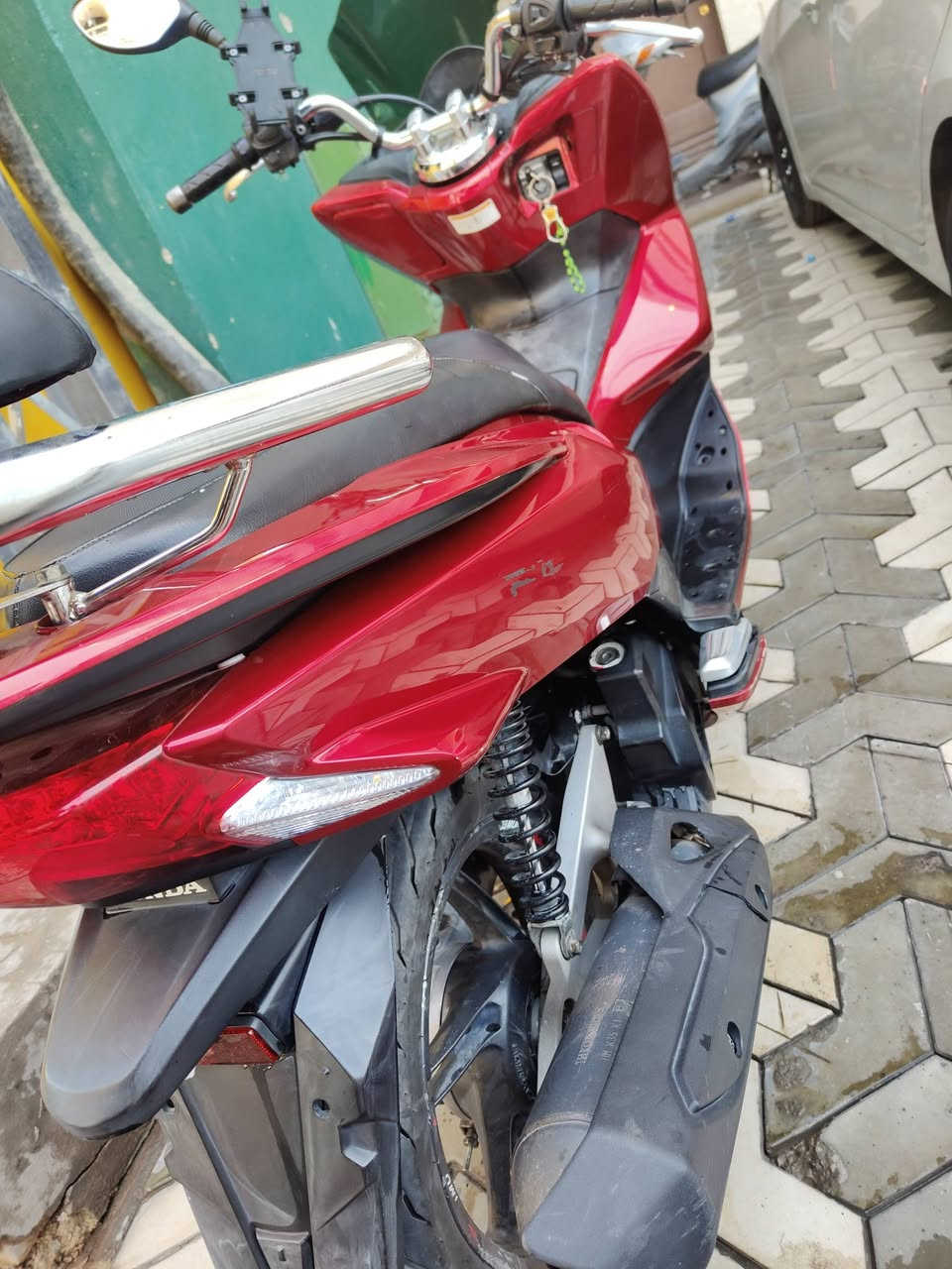 السلام عليكم
Pcx دراجه 
جيل الثاني ياباني 
مكينة 150 
للبيع الدراجه شلعة معدل كهربائيات كلها شغاله دراجه بلاديه اي نقص مابيها 

العنوان بغداد الحسينية 
للاستفسار الاتصال على الرقم
***********
