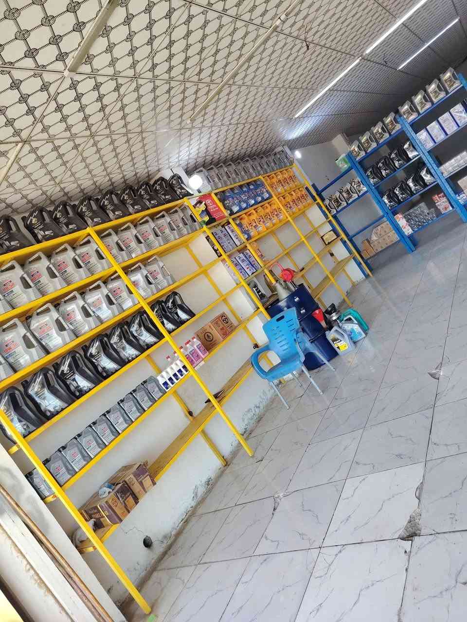 سلام عليكم للبيع محل دهن وغسل المحل عرضه 5متر نزال 20 متر بي ماطور هوه جديد وماطور غسل جديد تانكيات مكانه نجف حي العسكري شارع السبيس قرب صيدليه الحسان *********** ايجاره 250 بشهر
