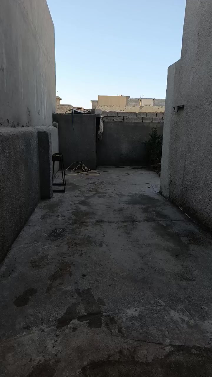 سلام عليكم بيت مساحته 200ستقبل ومطبخ صاله وقرفتين منطقه سيد جاسم شارع السودان سعر مناسب خابر وتدلل ***********
