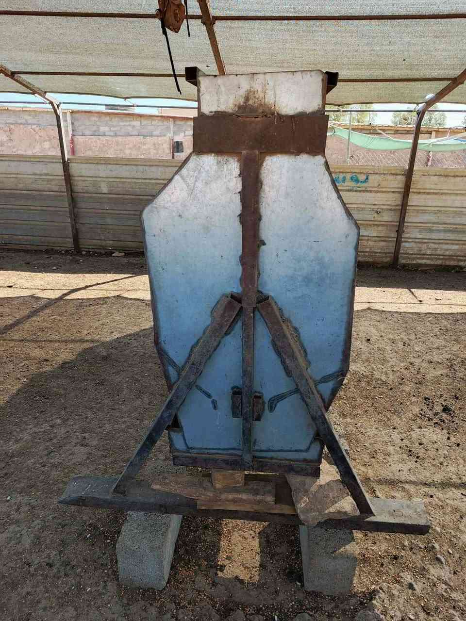 بداره للبيع ياخد طن علف اتصل على رقم او واتساب ***********
