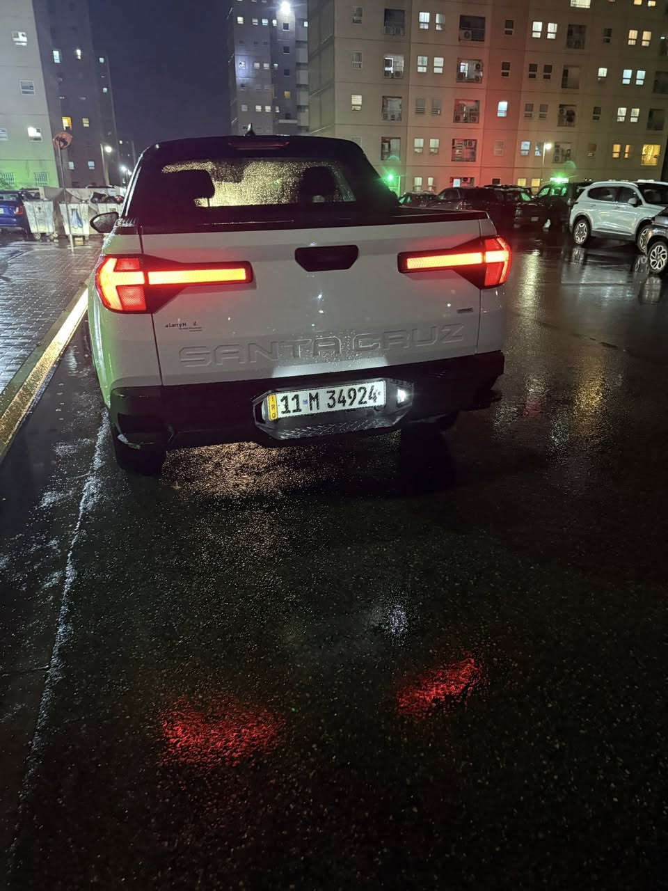 السلام عليكم هونداي سانتا كروز للبيع نص فول السياره جديده موديل 2024 بيهه جامله فقط  الرقم ***********
