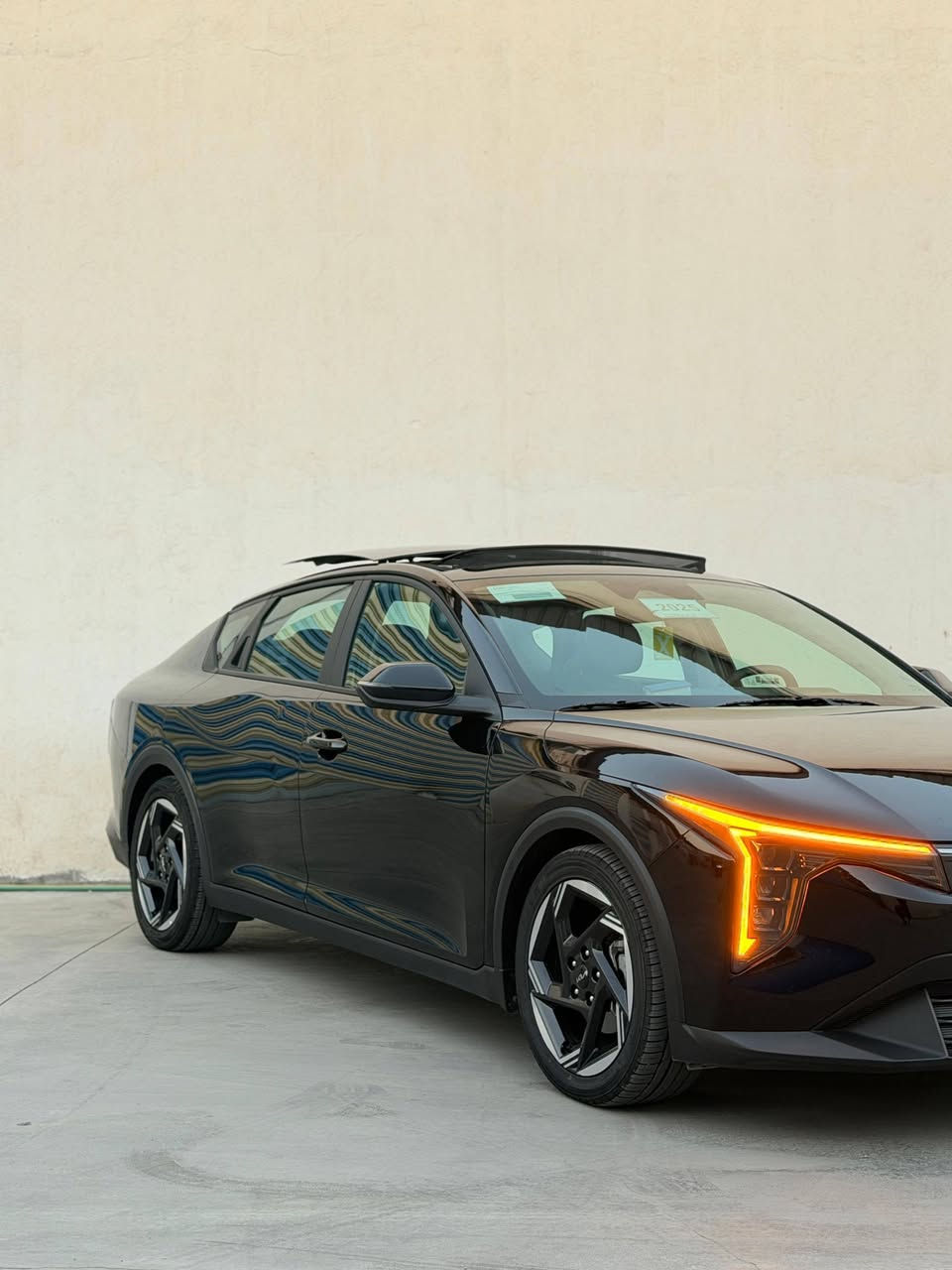 سلام عليكم للبيع فقط 
كيا K4 2025
🛑 
محرك 2000cc – بانوراما – فول مواصفات 
تصميم عصري وتقنيات متطورة مع أعلى مستويات الراحة والأمان
▪️ الموديل : 2025
▪️ المحرك : 2000cc
▪️ العداد : 9،000
▪️ السعر : 187
✦ أبرز المواصفات 
. سقف بانوراما كهربائي
. شاشة وسطية 12.3 إنش
. شاشة عدادات رقمية 4 إنش
. نظام ملاحة بشاشة 12.3 إنش
. مفتاح ذكي Smart Key مع تشغيل بصمة
. كاميرا خلفية مع خطوط توجيه للاصطفاف
. رادارات امامي وخلفي
. مثبت سرعة Cruise Control
. أوضاع قيادة متعددة Drive Mode
. نظام مراقبة ضغط الإطارات TPMS
. نظام ABS مانع الانغلاق
. نظام الثبات الإلكتروني ESC
. نظام المساعدة على صعود المرتفعات HAC
. نظام الكبح متعدد التصادمات MCB
. وسائد هوائية أمامية وجانبية وستائر هوائية
. مقعد السائق كهربائي
. مقاعد جلد صناعي فاخرة
. مسند ذراع خلفي مع حامل أكواب
. تكييف عملي مع فتحات للصف الثاني
. فلتر تنقية هواء للمقصورة
. مصابيح LED أمامية وخلفية
. إضاءة نهارية LED
. تشغيل أوتوماتيكي للمصابيح
. مرايا كهربائية مع إشارات LED
. جنوط ألمنيوم رياضية 17 إنش
. زجاج خلفي مدفأ
. إضاءة داخلية Mood Light
. شاحن لاسلكي (واير ليس)
. نظام صوتي مع سماعات
. بلوتوث مع أوامر صوتية
. تحكم صوتي من المقود
. عازل لغطاء المحرك
. فئة فول مواصفات بتصميم رياضي 
مكاني بغداد قرب علوه الرشيد يم القوس 
اي استفسار/ ***********
                  ***********
