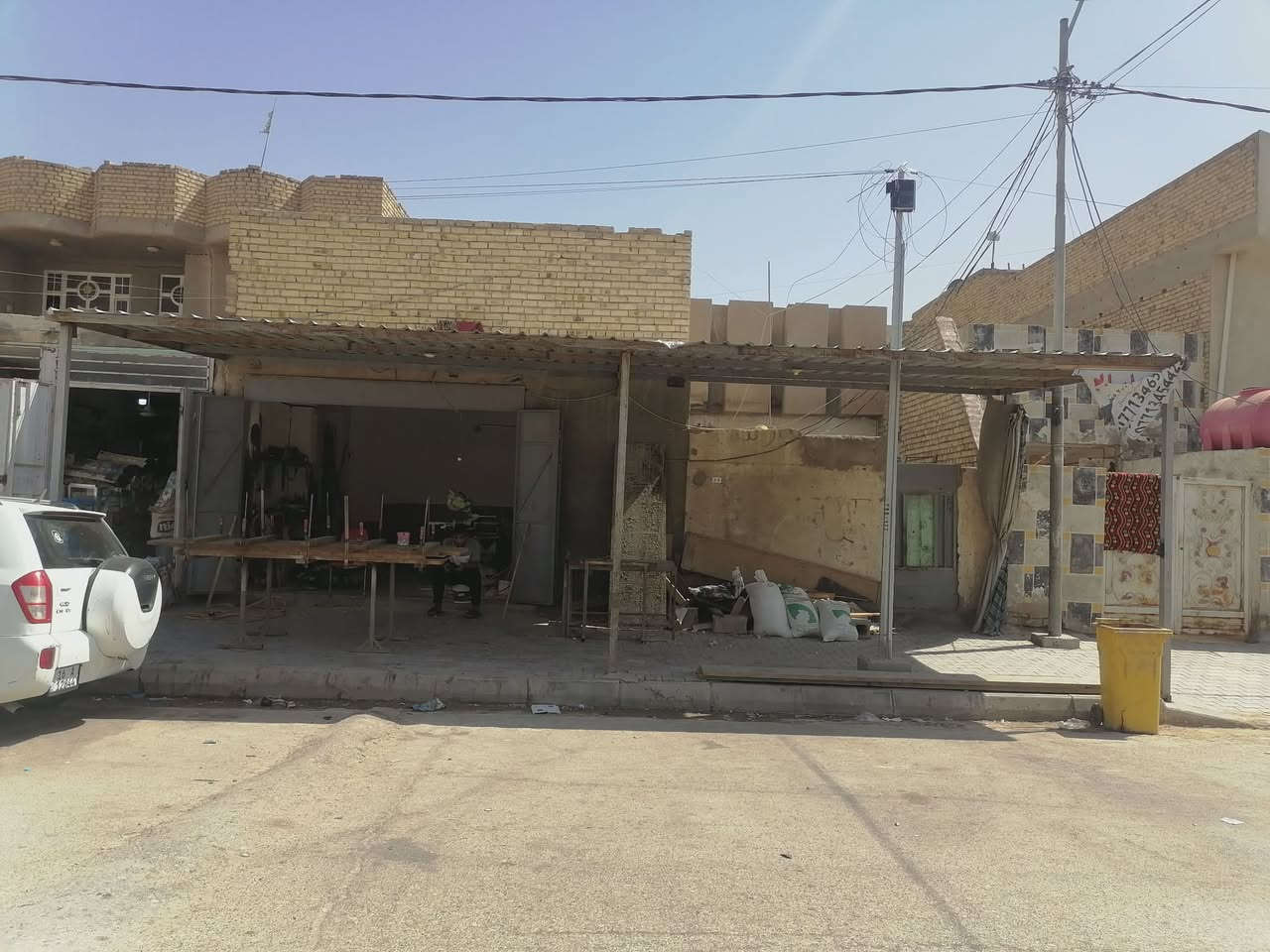 لبيع بيت ٢٠٠م عله شارع ٢٠ حي الجهاد الجمعيه *********** البيت يتكون من أربع غرف وهول ومطبخ وستغبال والقاط الثاني غرفتين ٤×5 السطح اشتايكر
